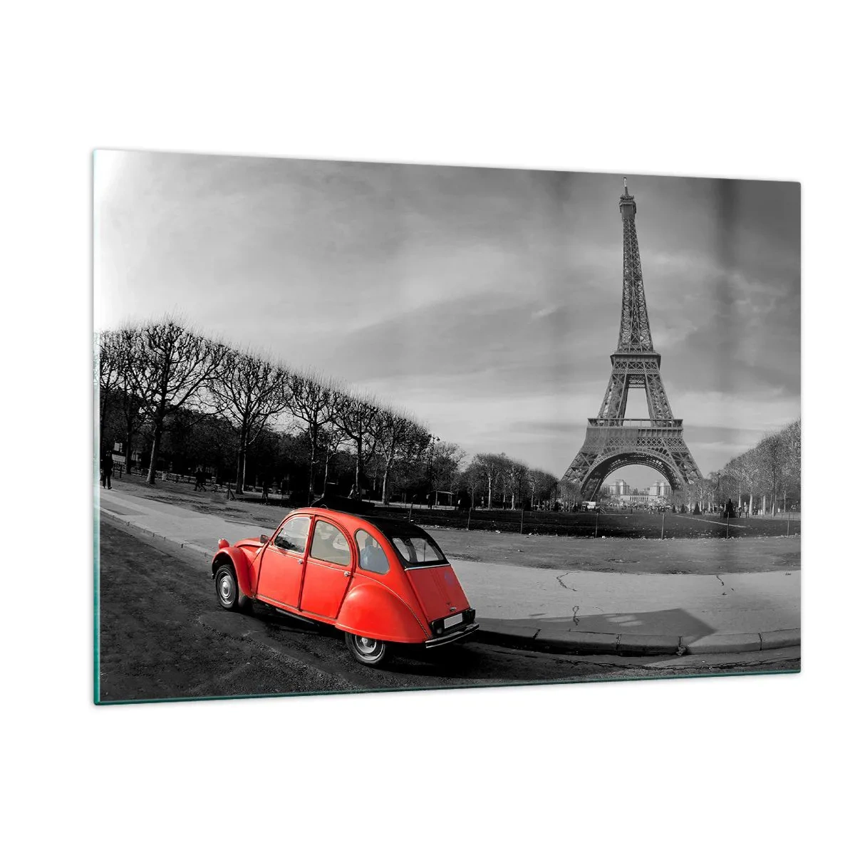 Glasbild - Bild auf glas - Ein rotes Auto mit dem Eiffelturm im Hintergrund in einer schwarz-weißen Umgebung - 120x80cm - Pariser als Paris selbst - Moderne Wanddekoration für Wohnzimmer und Schlafzimmer ARTTOR