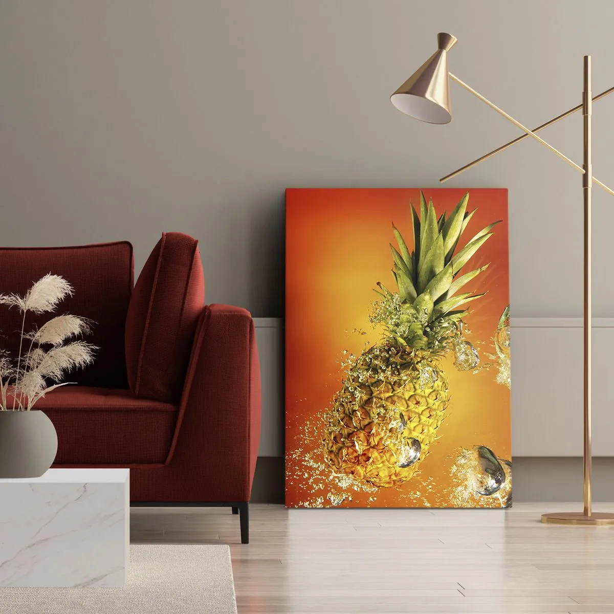 Bild auf Leinwand - Leinwandbild - Eine in Wasser getauchte Ananas vor einem orangefarbenen Hintergrund mit Farbverlauf. - 50x70cm - Tropisch saftige Frische - Moderne Wanddekoration für Wohnzimmer und Schlafzimmer ARTTOR