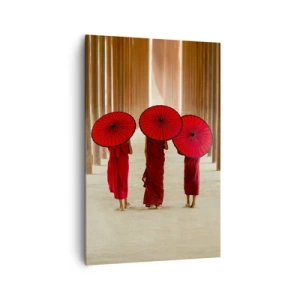 Bild auf Leinwand - Leinwandbild - Drei Mönche mit roten Regenschirmen in traditioneller Architektur - 80x120cm - Auf dem Weg ins Reine Land - Moderne Wanddekoration für Wohnzimmer und Schlafzimmer ARTTOR
