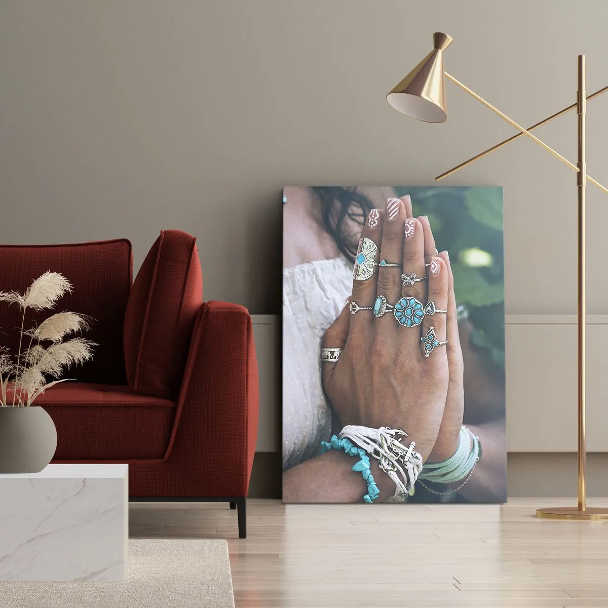 Bild auf Leinwand - Leinwandbild - Mit Boho-Schmuck verzierte Hände - 70x100cm - Willkommen im Zentrum des Seins - Moderne Wanddekoration für Wohnzimmer und Schlafzimmer ARTTOR