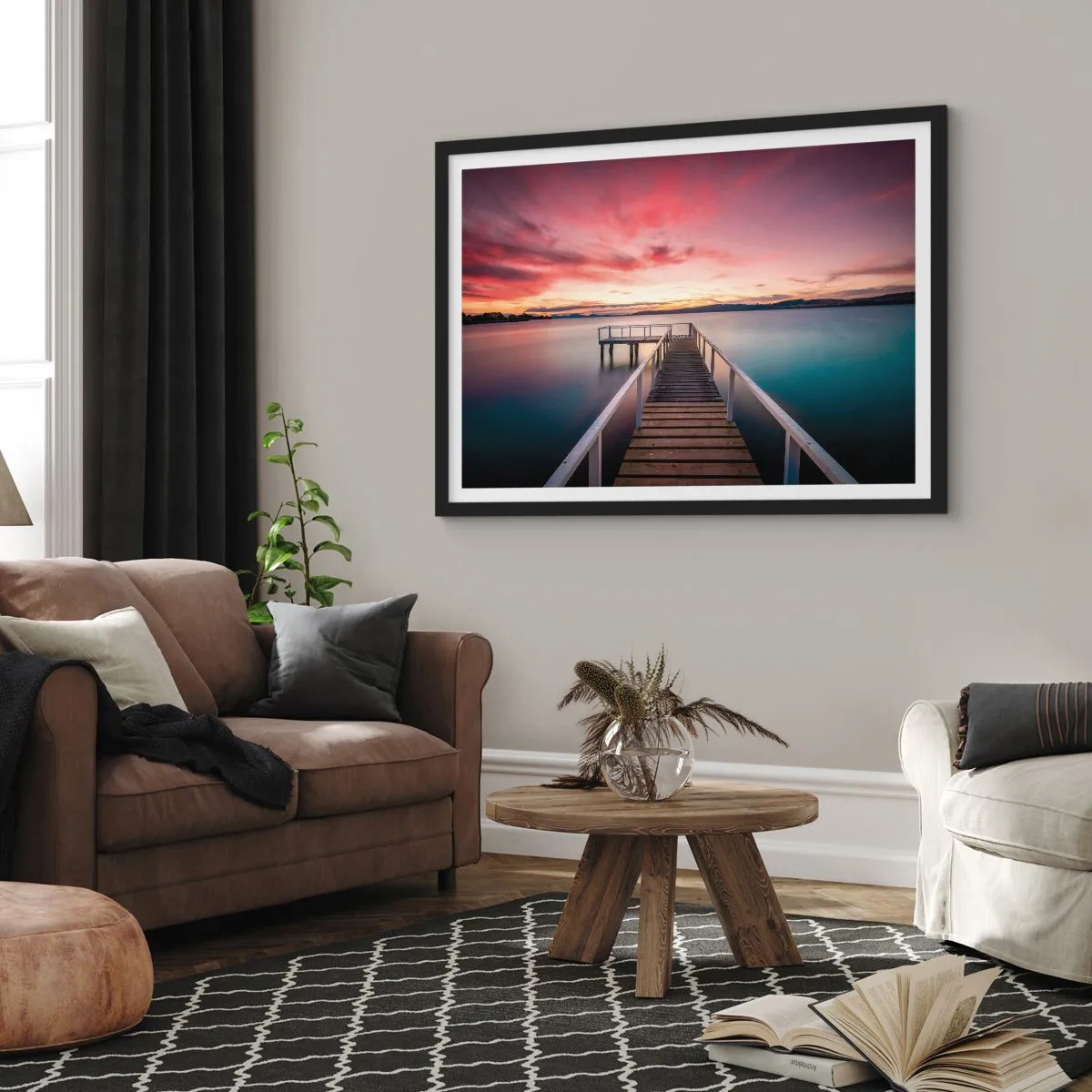 Poster in einem schwarzem Rahmen - Ein Steg, der bei Sonnenuntergang zu einem ruhigen See führt - 70x50cm - Die sanfte Flamme des Abends - Moderne Wanddekoration für Wohnzimmer und Schlafzimmer ARTTOR