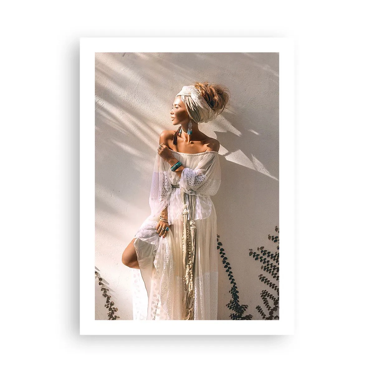 Poster - Stilvolle Frau im Boho-Kleid vor einer hellen Wand - 50x70cm - Die Sonne und das Mädchen - Moderne Wanddekoration für Wohnzimmer und Schlafzimmer ARTTOR