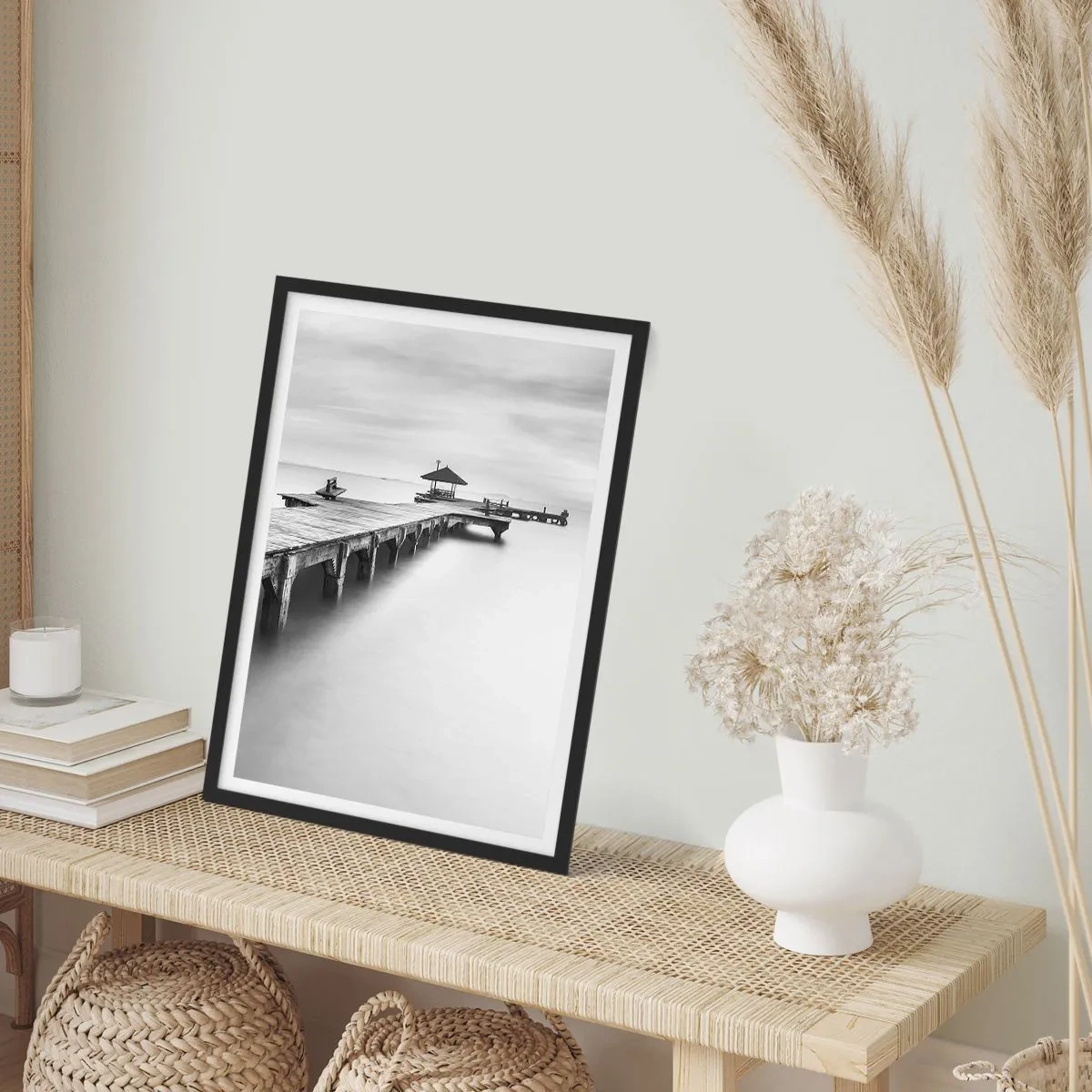 Poster in einem schwarzem Rahmen - Ein schwarz-weißer Pier über einem ruhigen Meer - 50x70cm - In die Ferne - Moderne Wanddekoration für Wohnzimmer und Schlafzimmer ARTTOR