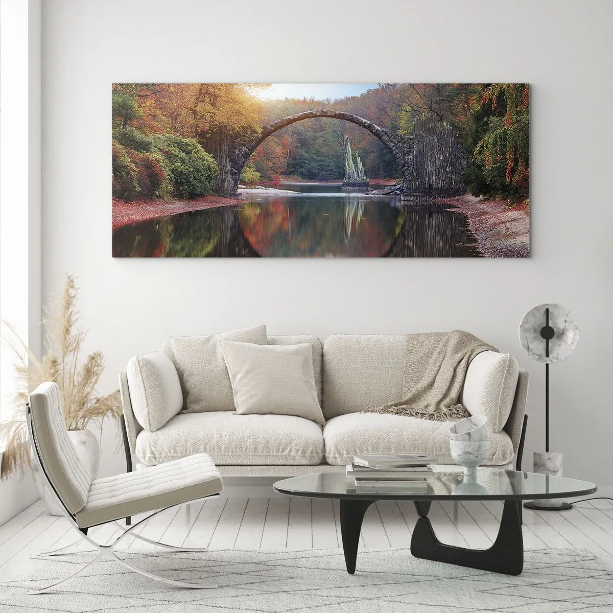 Glasbild - Bild auf glas - Eine Steinbrücke in einer Herbstlandschaft über ruhigem Wasser - 140x50cm - Auf der anderen Seite des Spiegels - Moderne Wanddekoration für Wohnzimmer und Schlafzimmer ARTTOR
