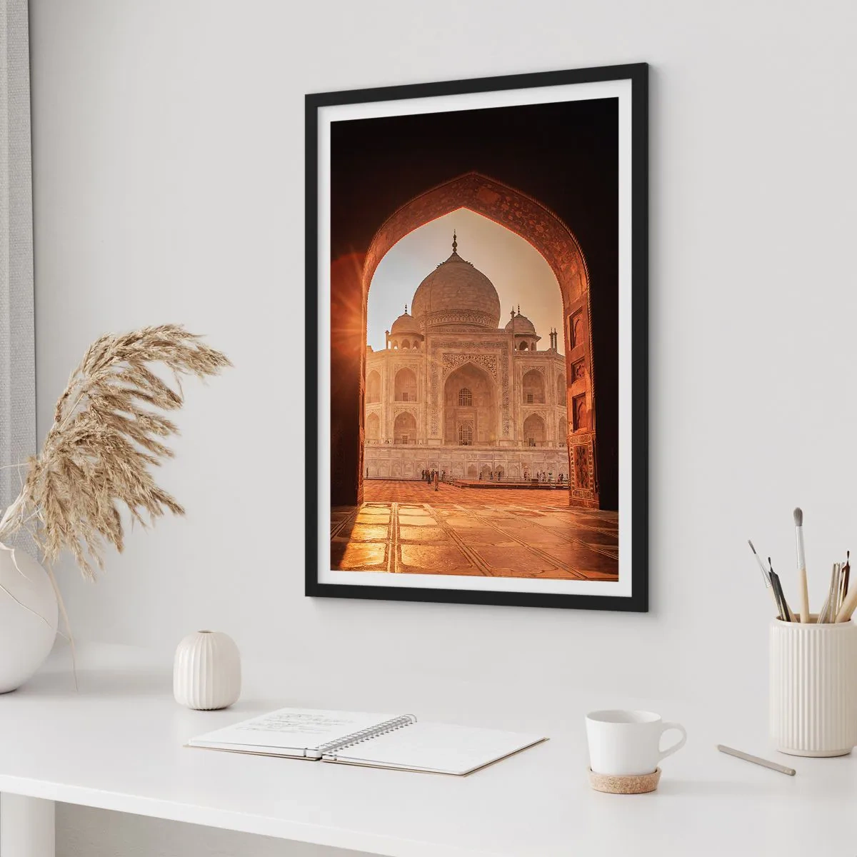 Poster in einem schwarzem Rahmen - Das monumentale Bauwerk, gesehen durch den verzierten Bogen bei Sonnenuntergang - 50x70cm - Denkmal der überirdischen Liebe - Moderne Wanddekoration für Wohnzimmer und Schlafzimmer ARTTOR