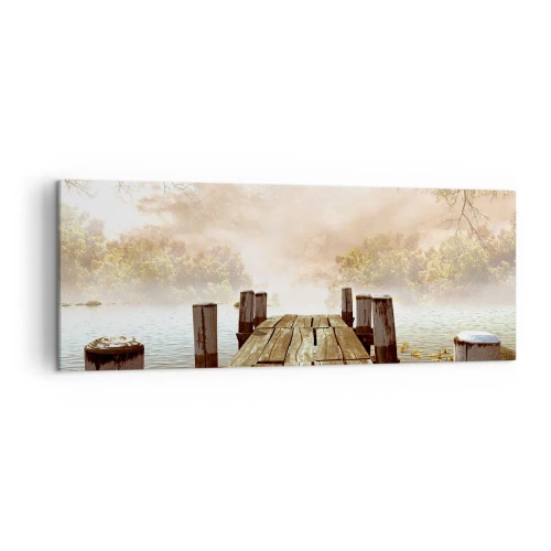 Bild auf Leinwand - Leinwandbild - Ein Holzsteg, der im Morgennebel auf einen ruhigen See führt - 140x50cm - Die milde Traurigkeit des Herbstes - Moderne Wanddekoration für Wohnzimmer und Schlafzimmer ARTTOR