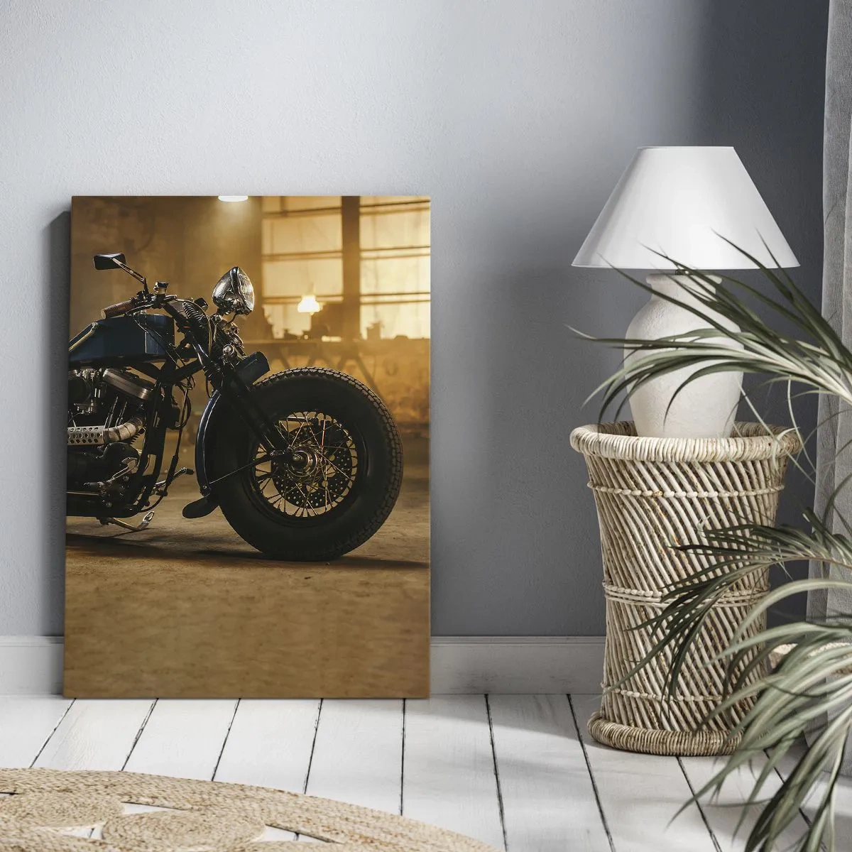Bild auf Leinwand - Leinwandbild - Ein stylisches Motorrad in einem industriellen Interieur mit warmer Beleuchtung - 80x120cm - Ich kann alles - Moderne Wanddekoration für Wohnzimmer und Schlafzimmer ARTTOR
