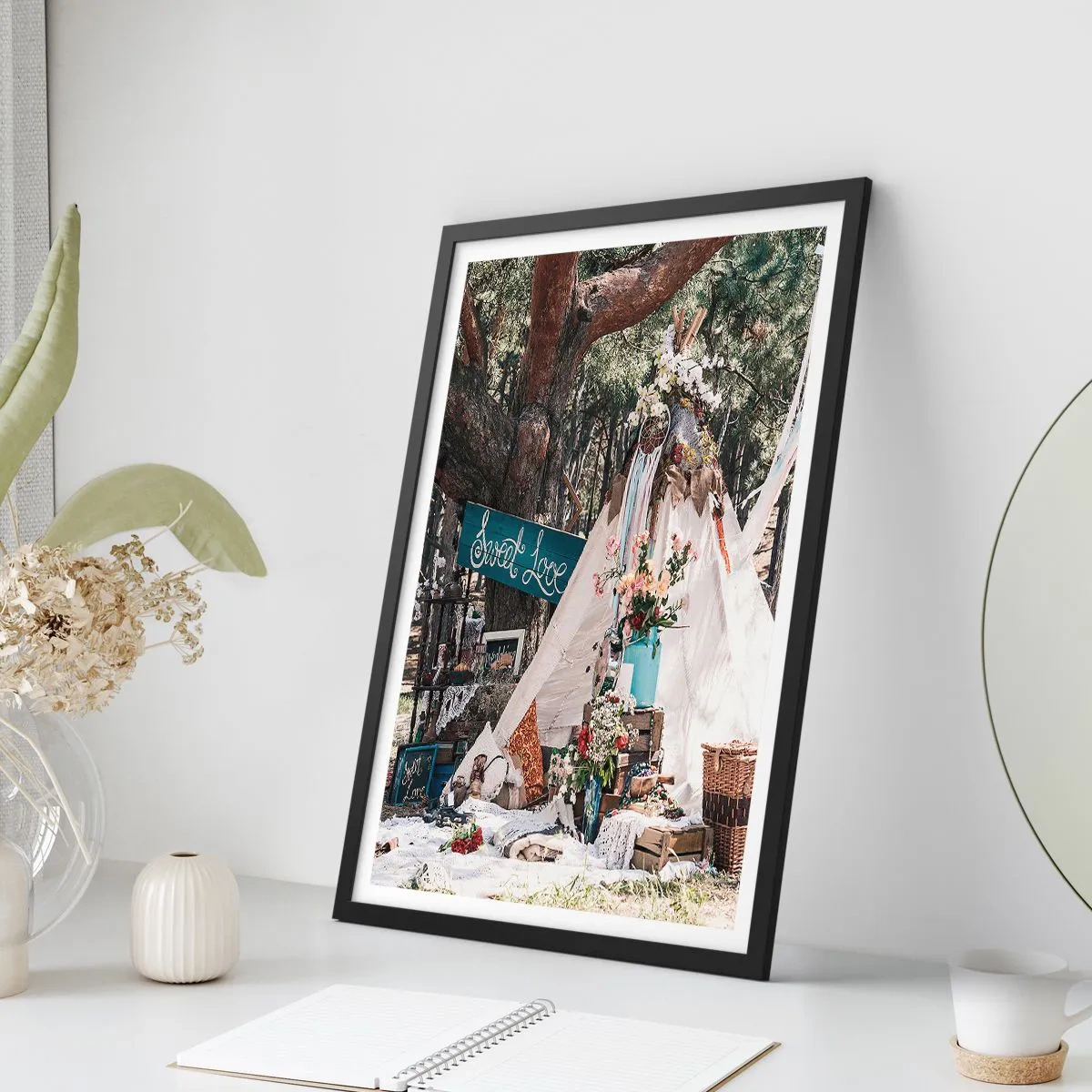 Poster in einem schwarzem Rahmen - Eine Komposition im Boho-Stil mit einem Zelt, Blumen und den Worten „Sweet Love“ - 50x70cm - Liebe machen ... - Moderne Wanddekoration für Wohnzimmer und Schlafzimmer ARTTOR