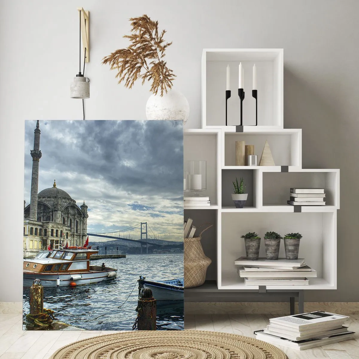 Glasbild - Bild auf glas - Blick auf die Moschee, die Brücke und die Boote am Kai - 50x70cm - An der Grenze der Welten - Moderne Wanddekoration für Wohnzimmer und Schlafzimmer ARTTOR