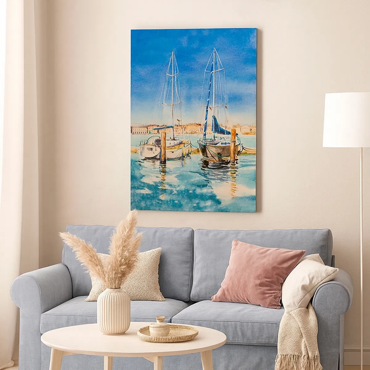 Bild auf Leinwand - Leinwandbild - Yachthafen mit Booten vor der Kulisse einer blauen Lagune - 50x70cm - Sonnige Lagune - Moderne Wanddekoration für Wohnzimmer und Schlafzimmer ARTTOR