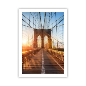 Poster - Die Brooklyn Bridge, beleuchtet von den Strahlen der aufgehenden Sonne - 50x70cm - Auf der goldenen Brücke - Moderne Wanddekoration für Wohnzimmer und Schlafzimmer ARTTOR