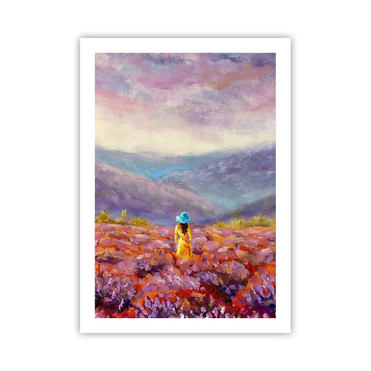 Poster - Ein Lavendelfeld mit einer Frau mit Hut vor einer Bergkulisse. - 50x70cm - In einer Lavendelwelt - Moderne Wanddekoration für Wohnzimmer und Schlafzimmer ARTTOR