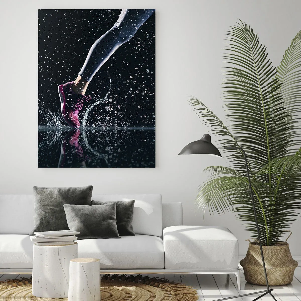 Glasbild - Bild auf glas - Laufen durchs Wasser in Sportschuhen vor dunklem Hintergrund - 50x70cm - Wie viel Kraft in den Beinen - Moderne Wanddekoration für Wohnzimmer und Schlafzimmer ARTTOR