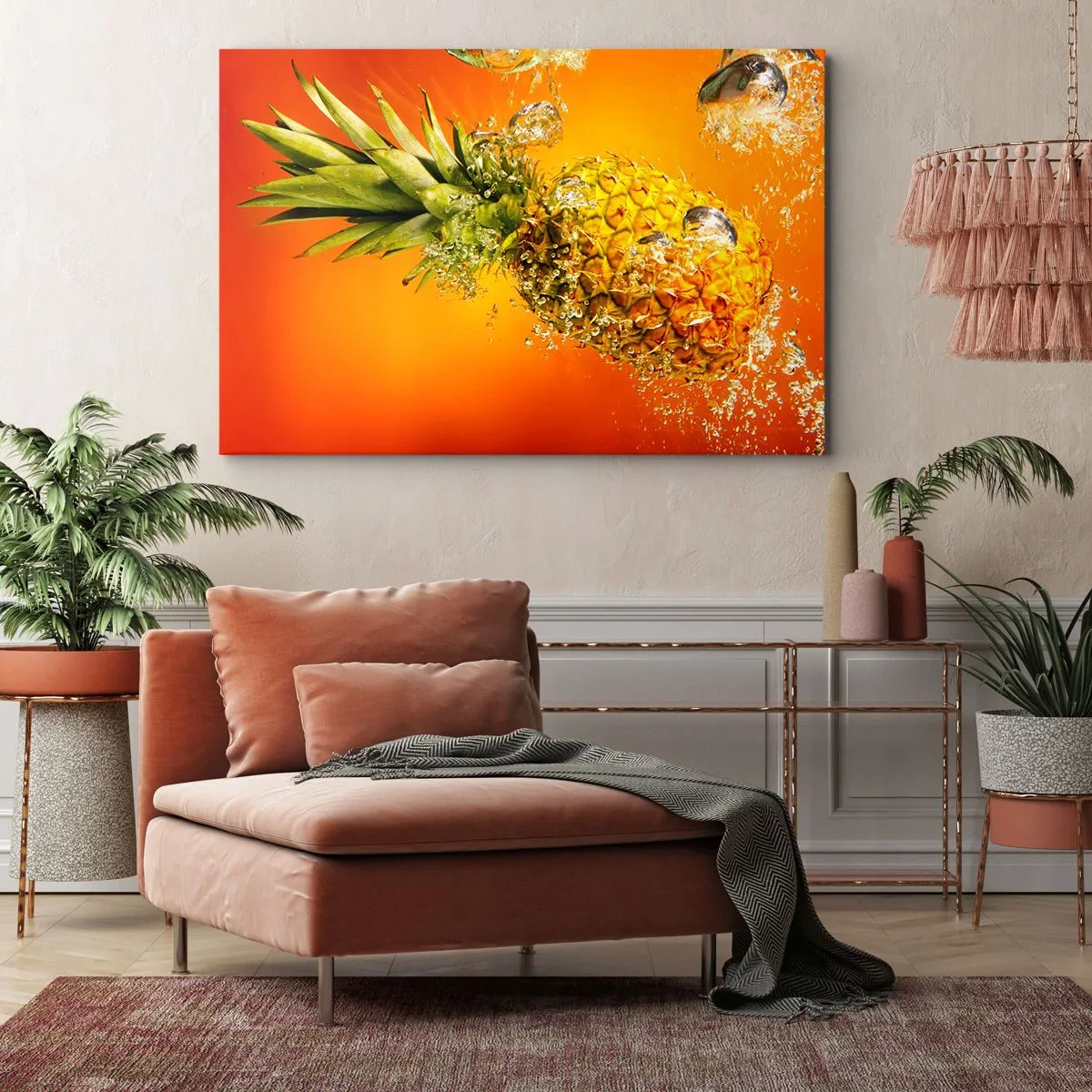 Bild auf Leinwand - Leinwandbild - Eine in Wasser getauchte Ananas vor einem orangefarbenen Hintergrund mit Farbverlauf. - 70x50cm - Tropisch saftige Frische - Moderne Wanddekoration für Wohnzimmer und Schlafzimmer ARTTOR