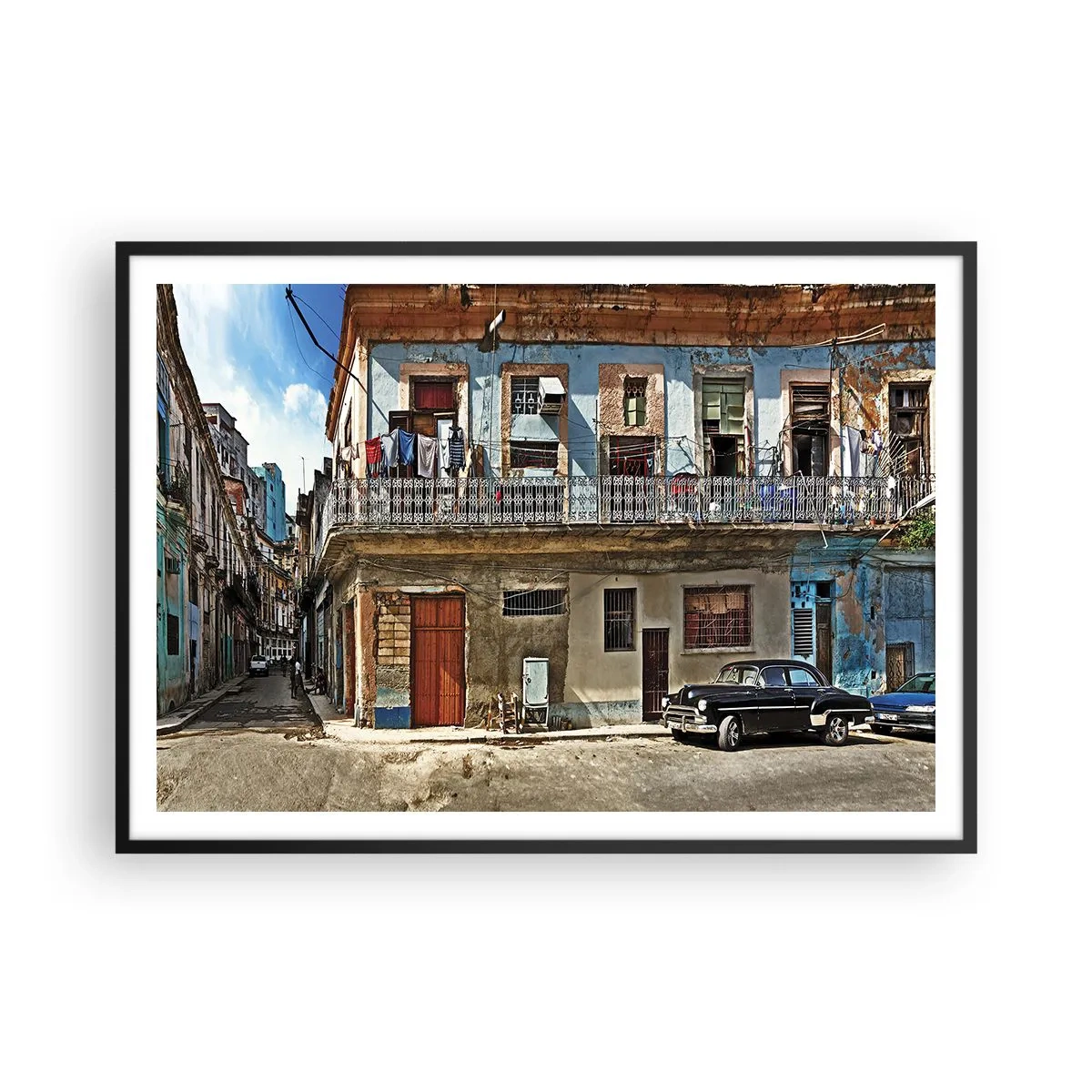 Poster in einem schwarzem Rahmen - Bunte Mietshäuser und ein Oldtimer im Stadtbild - 100x70cm - Havanna-Stimmung - Moderne Wanddekoration für Wohnzimmer und Schlafzimmer ARTTOR