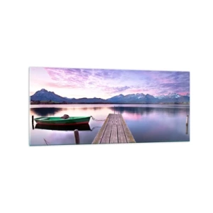 Glasbild - Bild auf glas - Ein Holzsteg mit einem Boot auf einem von Bergen umgebenen See bei Sonnenuntergang - 120x50cm - Freundliche Stille - Moderne Wanddekoration für Wohnzimmer und Schlafzimmer ARTTOR