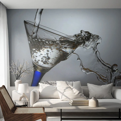 Fototapete Premium Canvas - Ein Glas Wasser in Bewegung auf hellem Hintergrund - 100x70cm - Kristallwasser in Kristallglas - Moderne Wanddekoration für Wohnzimmer und Schlafzimmer ARTTOR