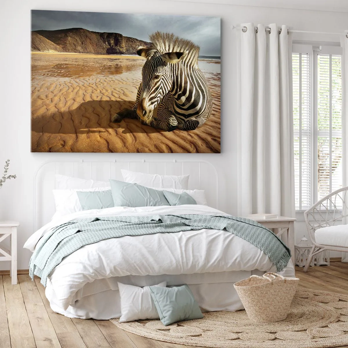 Bild auf Leinwand - Leinwandbild - Ein Zebra ruht sich an einem Sandstrand mit Klippen im Hintergrund aus. - 70x50cm - Wir passen zusammen - Moderne Wanddekoration für Wohnzimmer und Schlafzimmer ARTTOR