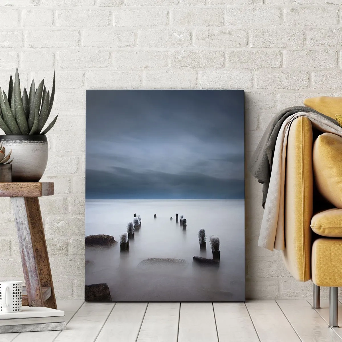 Bild auf Leinwand - Leinwandbild - Der alte Pier vor der Kulisse eines ruhigen Meeres - 50x70cm - Nachdenklicher See - Moderne Wanddekoration für Wohnzimmer und Schlafzimmer ARTTOR