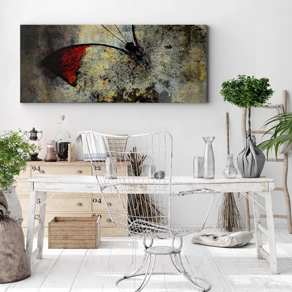 Bild auf Leinwand - Leinwandbild - Ein Schmetterling in Rot- und Grautönen auf strukturiertem Hintergrund - 160x50cm - Pass auf, bevor ich verschwinde - Moderne Wanddekoration für Wohnzimmer und Schlafzimmer ARTTOR