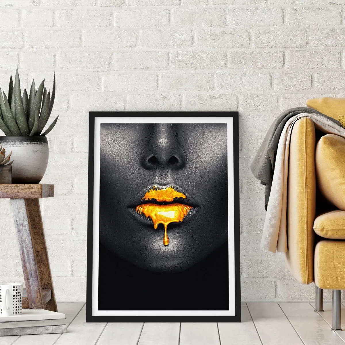 Poster in einem schwarzem Rahmen - Schwarzes Frauengesicht mit orangefarbener Farbe auf den Lippen - 50x70cm - Goldmaul - Moderne Wanddekoration für Wohnzimmer und Schlafzimmer ARTTOR