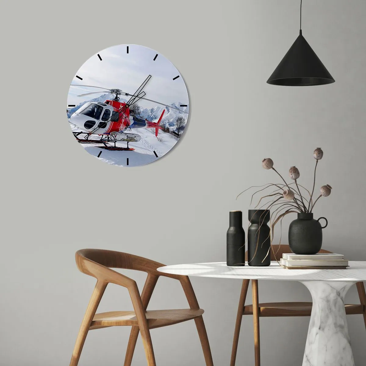 Wanduhr - Glasuhr - Ein roter Hubschrauber vor dem Hintergrund von Bergen und Schnee - 30x30cm - Immer bereit - Moderne Wanddekoration für Wohnzimmer, Küche und Schlafzimmer ARTTOR