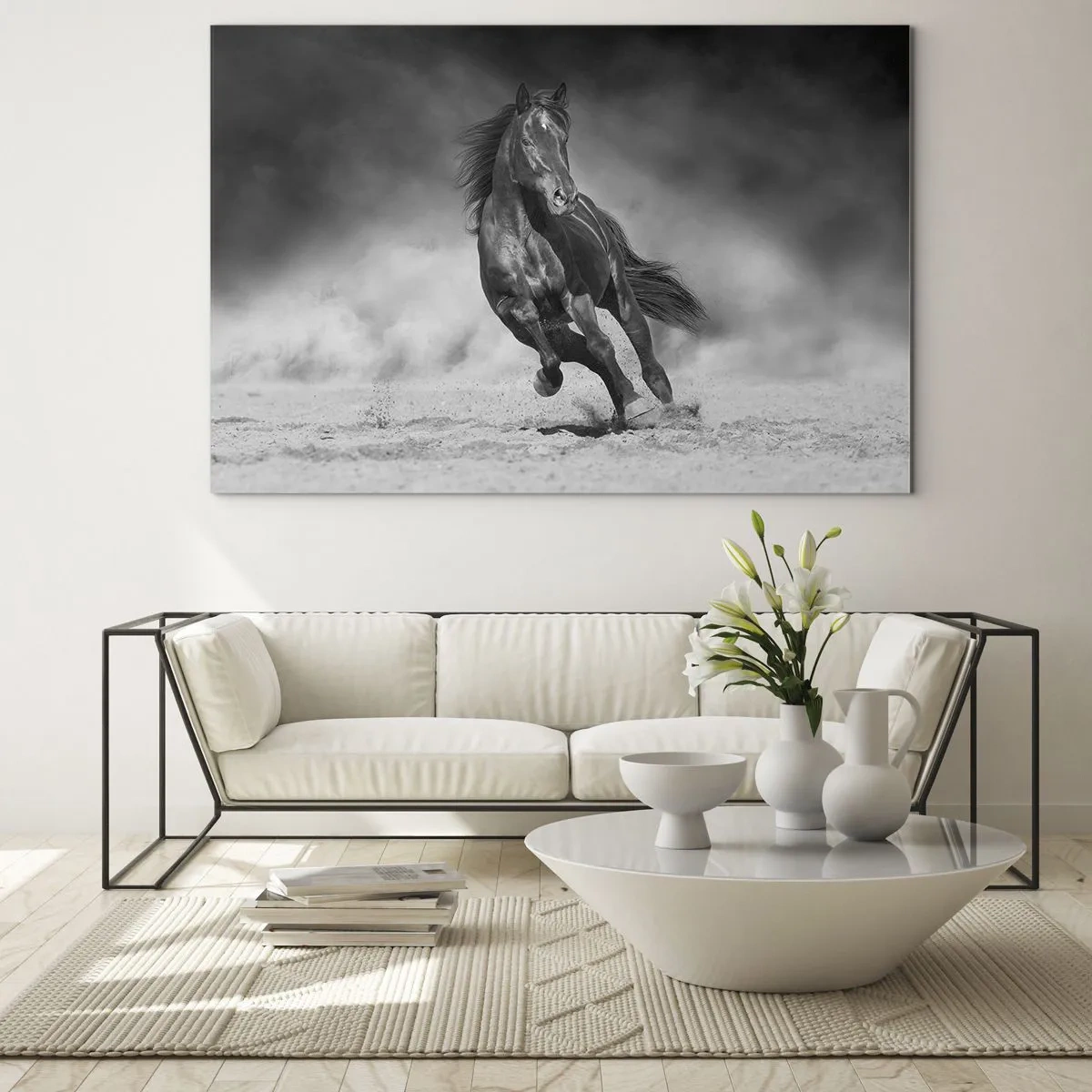 Glasbild - Bild auf glas - Ein schwarzes Pferd, das in Schwarz und Weiß über den Sand galoppiert. - 100x70cm - Würdig des Emirs selbst - Moderne Wanddekoration für Wohnzimmer und Schlafzimmer ARTTOR