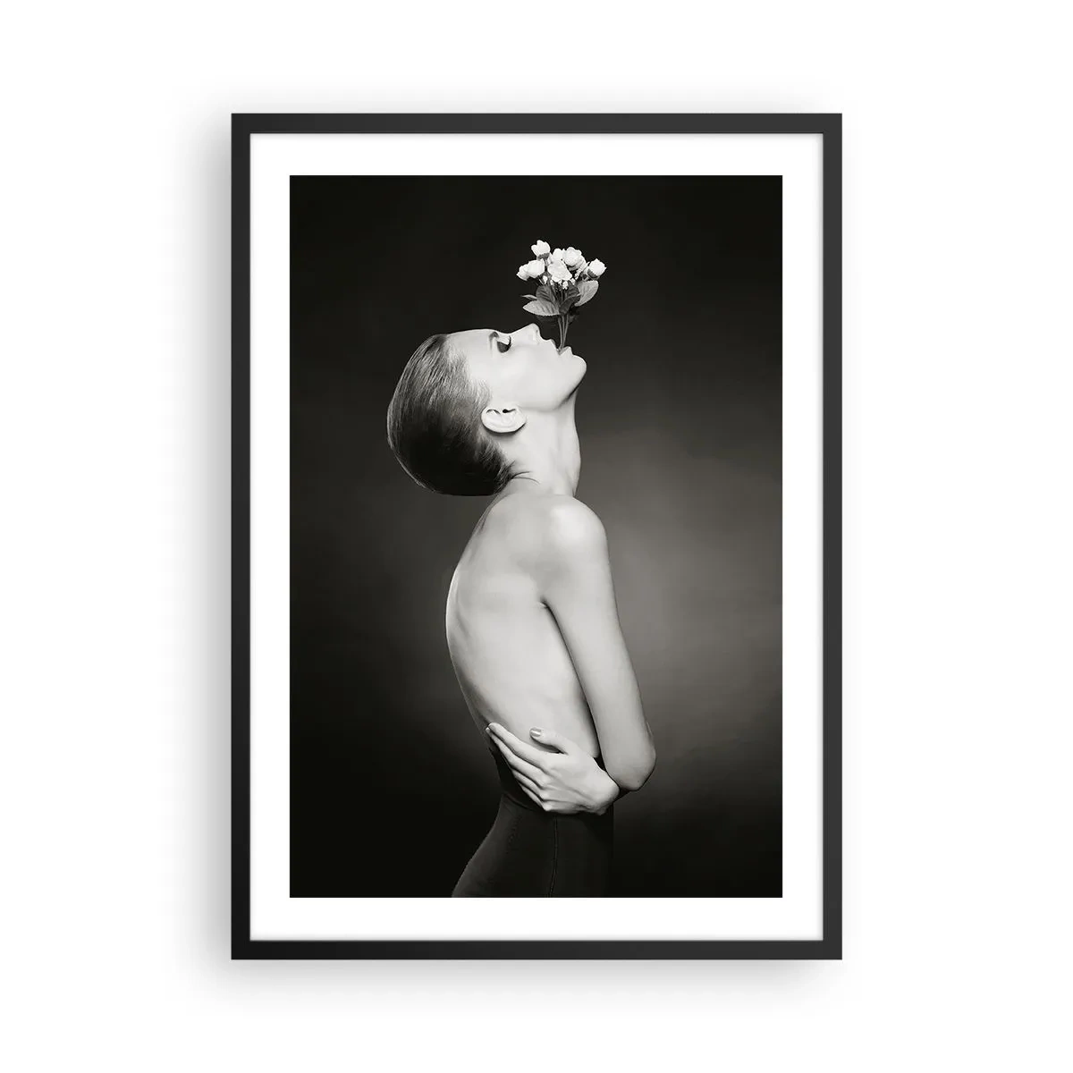 Poster in einem schwarzem Rahmen - Schwarz-Weiß-Porträt einer Frau mit Blumen - 50x70cm - Exzentrische Eleganz - Moderne Wanddekoration für Wohnzimmer und Schlafzimmer ARTTOR