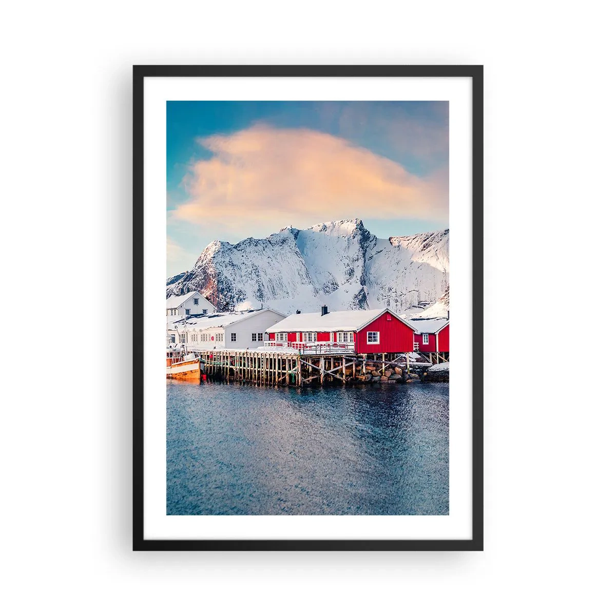 Poster in einem schwarzem Rahmen - Skandinavische Häuser vor der Kulisse schneebedeckter Berge und ruhigem Wasser - 50x70cm - Nördlicher Rückzug - Moderne Wanddekoration für Wohnzimmer und Schlafzimmer ARTTOR