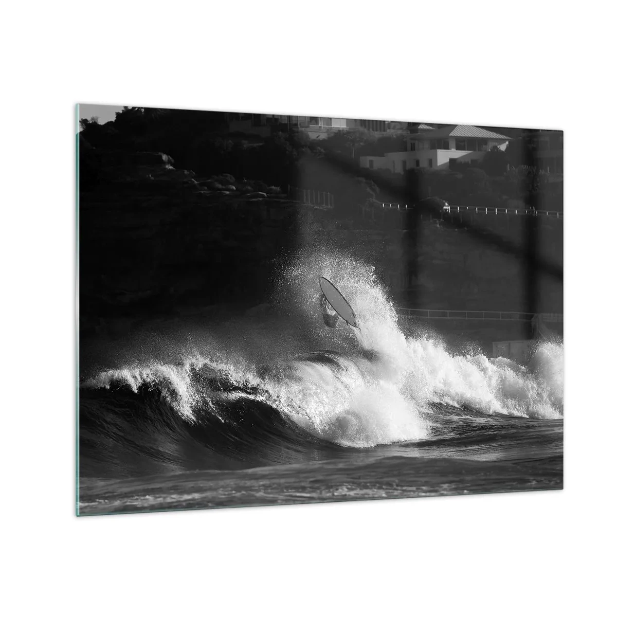Glasbild - Bild auf glas - Ein Surfer auf einer Welle, festgehalten in einem Schwarzweißfoto - 70x50cm - Herausforderung angenommen! - Moderne Wanddekoration für Wohnzimmer und Schlafzimmer ARTTOR