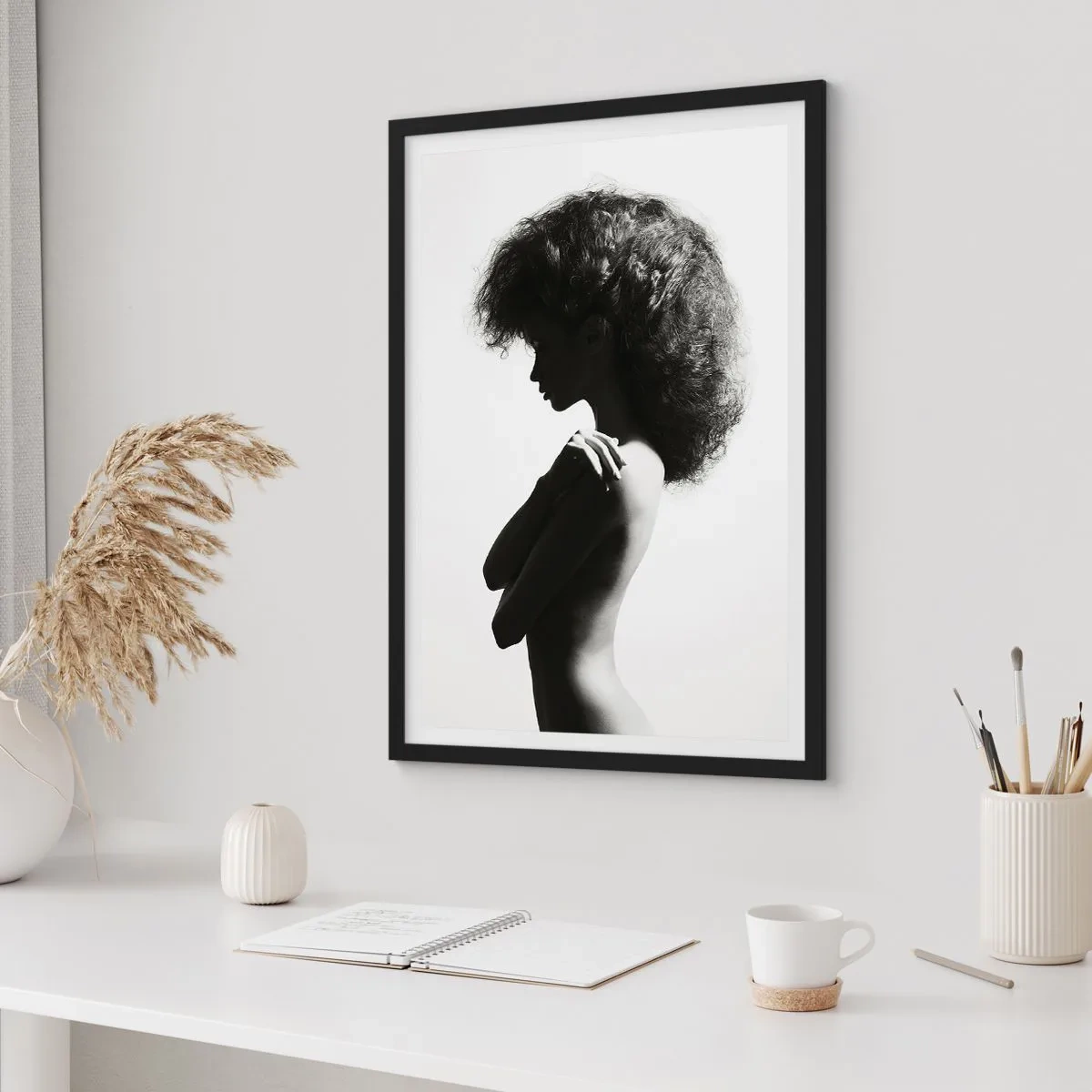 Poster in einem schwarzem Rahmen - Profil einer Frau in einem eleganten Schwarz-Weiß-Foto - 50x70cm - Wie eine Blume auf einem schlanken Stiel - Moderne Wanddekoration für Wohnzimmer und Schlafzimmer ARTTOR