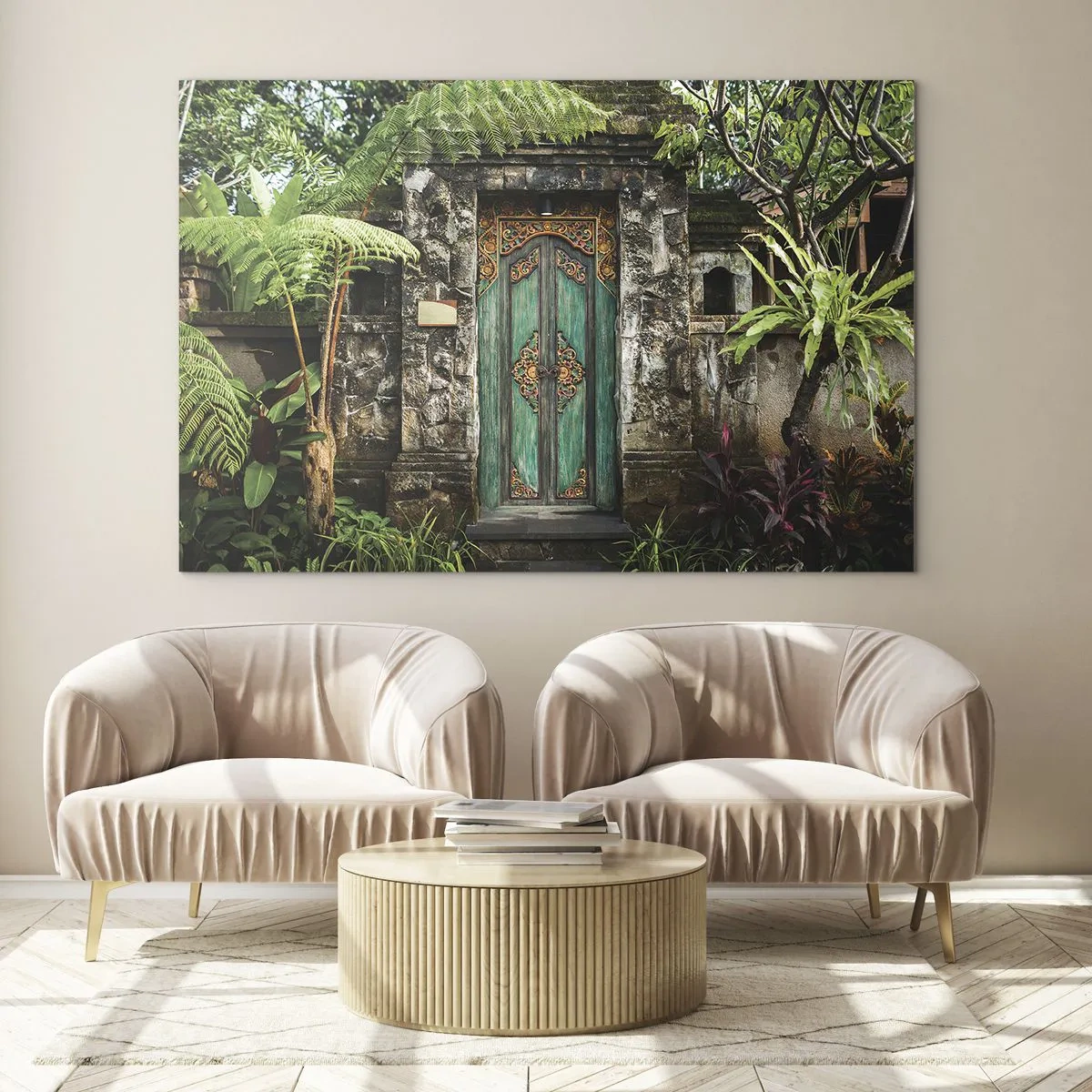 Glasbild - Bild auf glas - Verzierte türkisfarbene Tür in einer Steinmauer, umgeben von tropischer Vegetation - 70x50cm - Eine Tür zu einer exotischen Welt - Moderne Wanddekoration für Wohnzimmer und Schlafzimmer ARTTOR