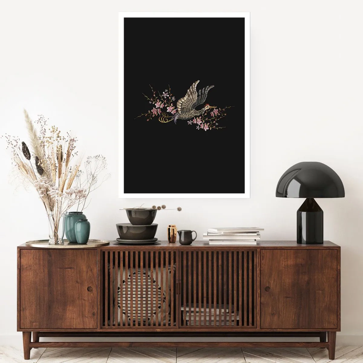 Poster - Ein Kranich, umgeben von blühenden Zweigen auf schwarzem Hintergrund - 50x70cm - Exotischer gestickter Vogel - Moderne Wanddekoration für Wohnzimmer und Schlafzimmer ARTTOR