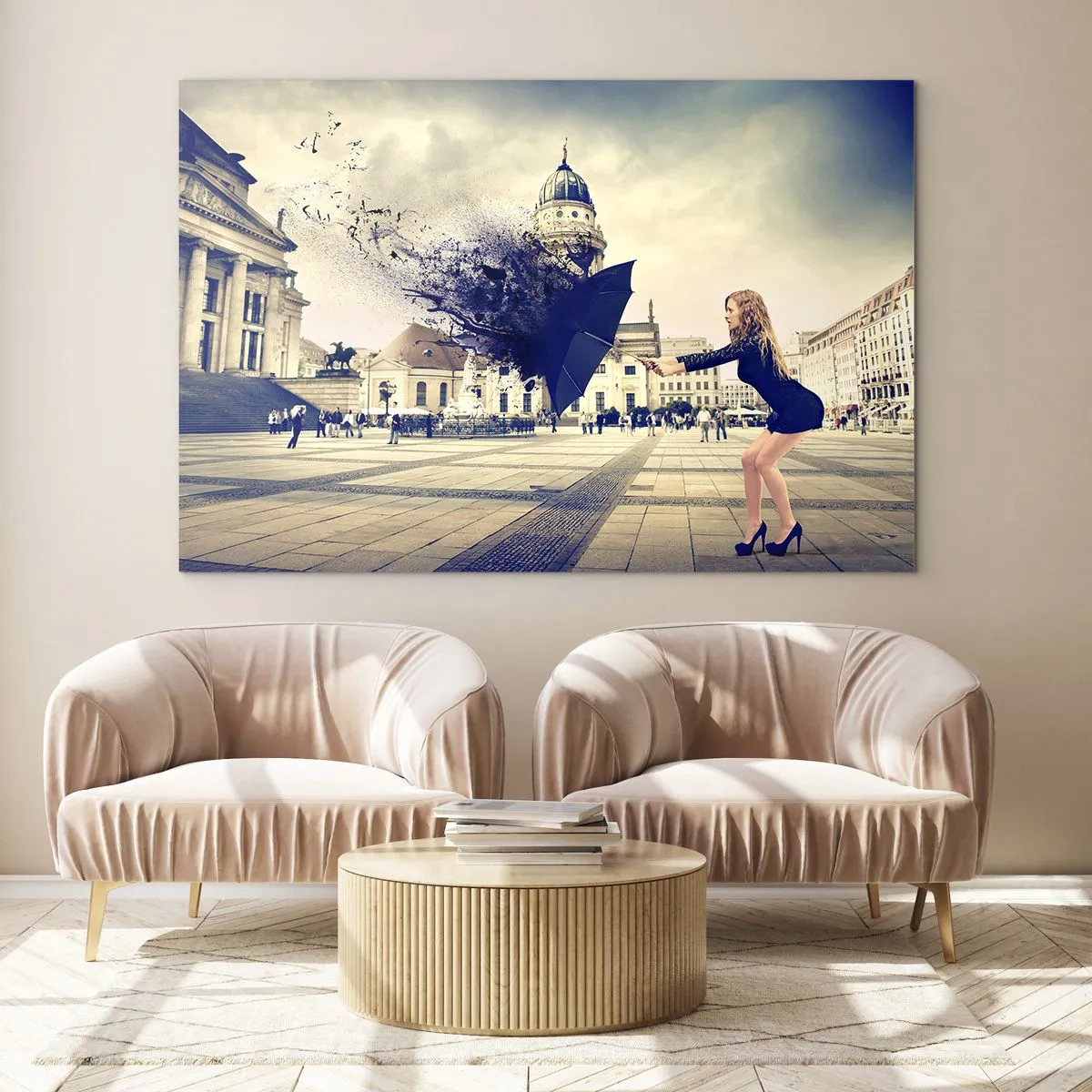 Glasbild - Bild auf glas - Eine Frau mit einem Regenschirm vor der Kulisse eines Stadtplatzes in einer künstlerischen Komposition - 100x70cm - Es weht so ein Wind ... - Moderne Wanddekoration für Wohnzimmer und Schlafzimmer ARTTOR