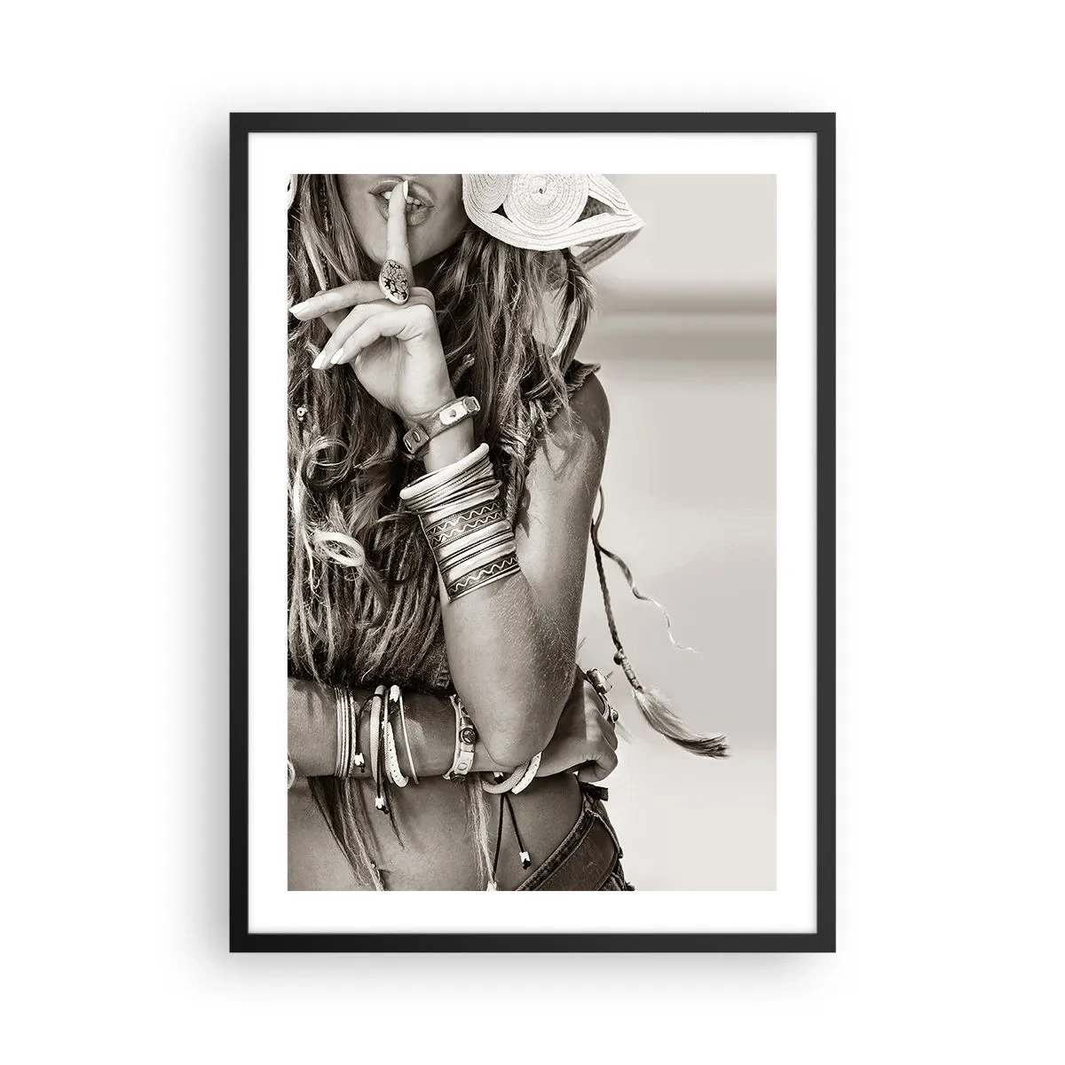 Poster in einem schwarzem Rahmen - Stilvolle Frau mit Schmuck macht eine Geste des Schweigens - 50x70cm - Wieso ein Mädchen - Moderne Wanddekoration für Wohnzimmer und Schlafzimmer ARTTOR