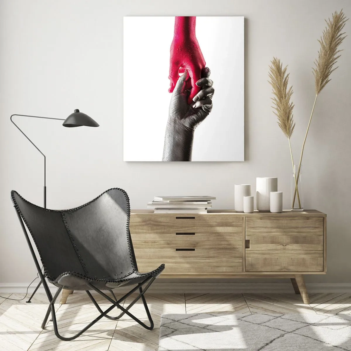 Glasbild - Bild auf glas - Nahaufnahme von zwei Händen, eine in Schwarz, die andere in Rot, die sich gegenseitig halten - 50x70cm - Gemeinsam, obwohl anders - Moderne Wanddekoration für Wohnzimmer und Schlafzimmer ARTTOR