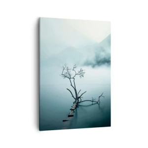 Bild auf Leinwand - Leinwandbild - Ein einsamer Baum im Wasser, umgeben von Nebel und Bergen - 50x70cm - Aus Wasser und Nebel - Moderne Wanddekoration für Wohnzimmer und Schlafzimmer ARTTOR