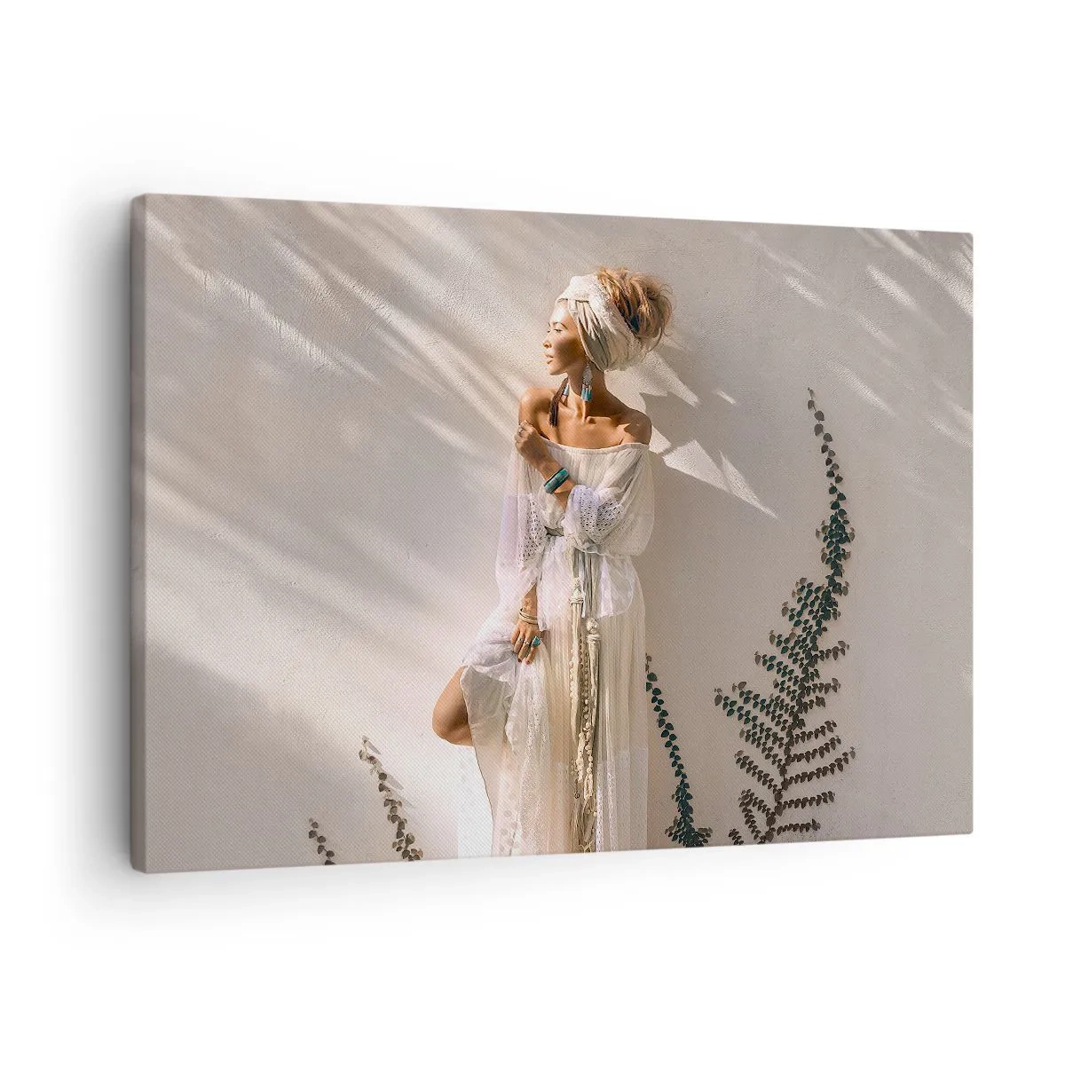 Bild auf Leinwand - Leinwandbild - Eine Frau im Boho-Stil, beleuchtet von den Sonnenstrahlen - 70x50cm - Die Sonne und das Mädchen - Moderne Wanddekoration für Wohnzimmer und Schlafzimmer ARTTOR