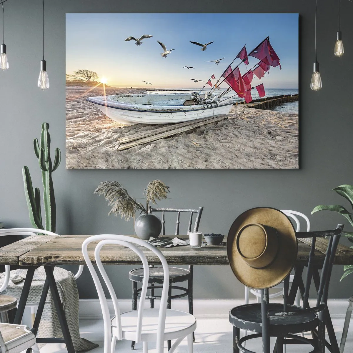 Bild auf Leinwand - Leinwandbild - Ein Boot am Strand im Morgengrauen mit Möwen und roten Fahnen - 120x80cm - Wohlverdiente Ruhe - Moderne Wanddekoration für Wohnzimmer und Schlafzimmer ARTTOR