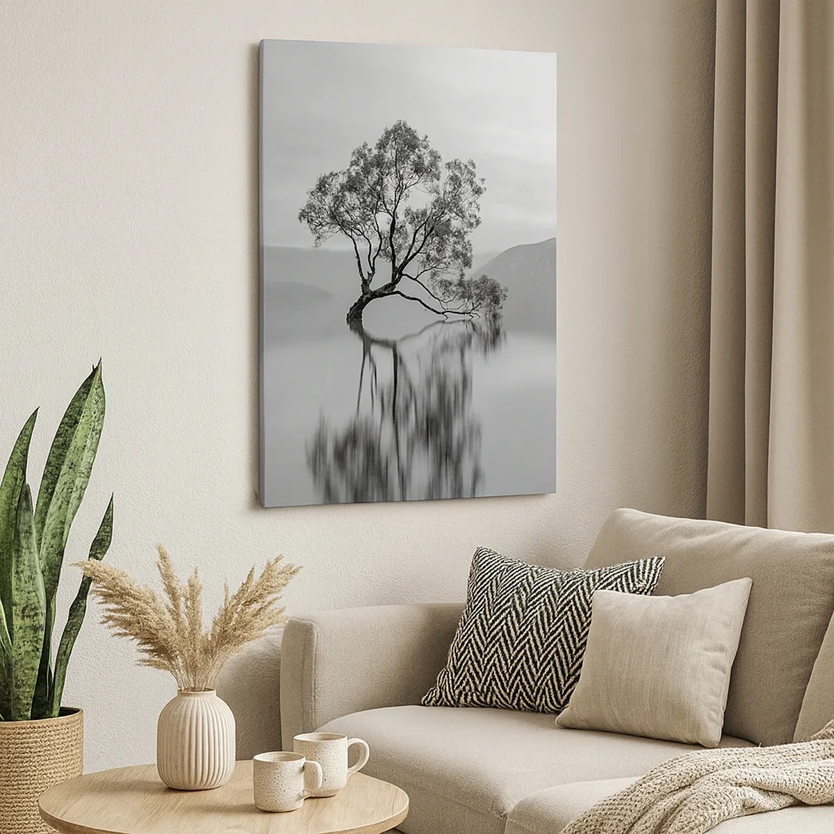 Bild auf Leinwand - Leinwandbild - Ein einsamer Baum spiegelt sich im Wasser mit Bergen im Hintergrund - 50x70cm - Es gibt so ein Land - Moderne Wanddekoration für Wohnzimmer und Schlafzimmer ARTTOR