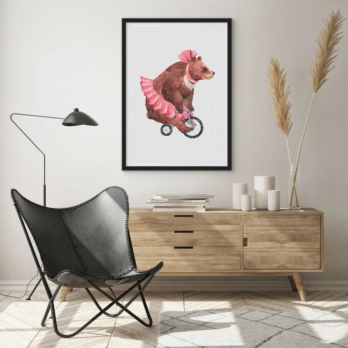 Poster in einem schwarzem Rahmen - Aquarellillustration eines Bären in einem rosa Rock, der Fahrrad fährt. - 50x70cm - Was für ein Affentheater! - Moderne Wanddekoration für Wohnzimmer und Schlafzimmer ARTTOR