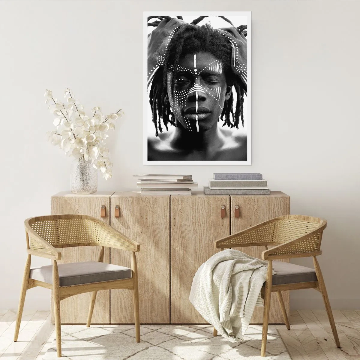 Poster - Ein Mann mit weißen Malereien im Gesicht und an den Händen - 50x70cm - Wo bist du? - Moderne Wanddekoration für Wohnzimmer und Schlafzimmer ARTTOR