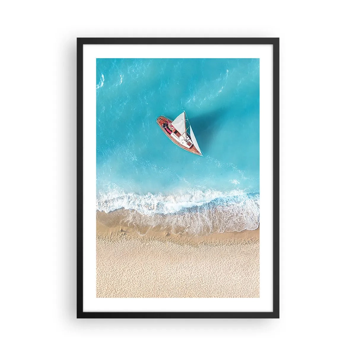 Poster in einem schwarzem Rahmen - Eine Yacht vor dem blauen Meer an der Küste - 50x70cm - An der Grenze von Blau und Gold - Moderne Wanddekoration für Wohnzimmer und Schlafzimmer ARTTOR