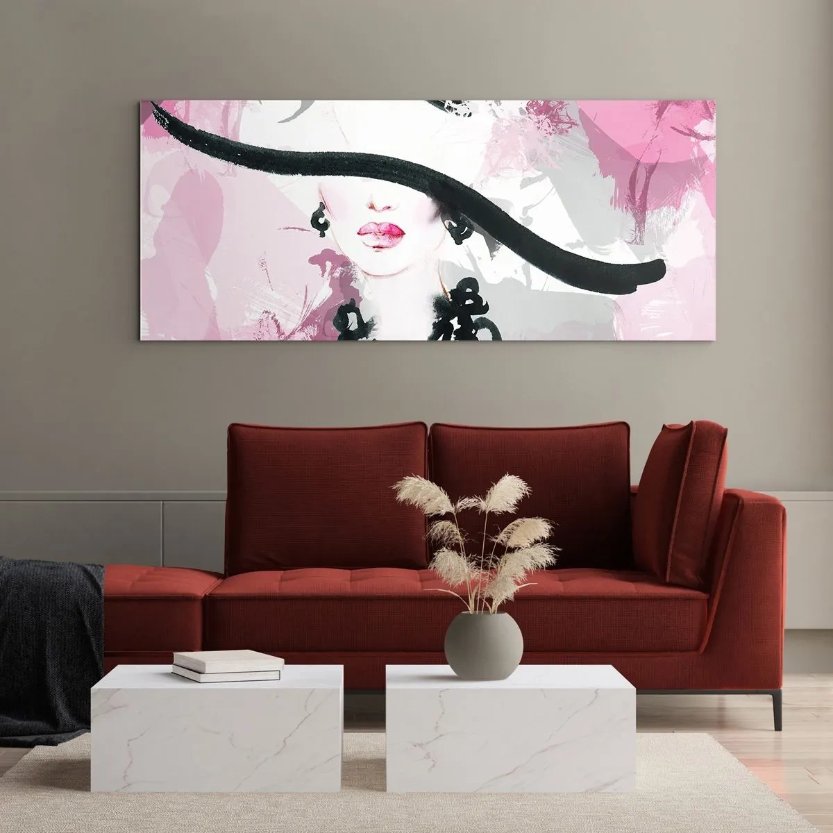Glasbild - Bild auf glas - Eine elegante Frau mit Hut vor einem Hintergrund aus rosa Abstraktionen. - 120x50cm - Bildnis einer Dame in Schwarz und Pink - Moderne Wanddekoration für Wohnzimmer und Schlafzimmer ARTTOR