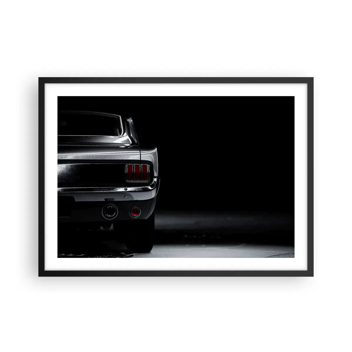 Poster in einem schwarzem Rahmen - Ein Schwarzweißbild des Hecks eines Oldtimers vor dunklem Hintergrund. - 70x50cm - Charme des Klassikers - Moderne Wanddekoration für Wohnzimmer und Schlafzimmer ARTTOR
