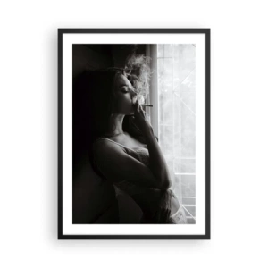 Poster in einem schwarzem Rahmen - Eine Frau in Dessous raucht eine Zigarette in Schwarz-Weiß - 50x70cm - Sinnlicher Moment - Moderne Wanddekoration für Wohnzimmer und Schlafzimmer ARTTOR