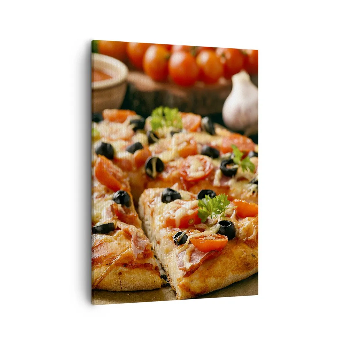 Bild auf Leinwand - Leinwandbild - Pizza mit Tomaten, Oliven und frischen Kräutern auf dem Tisch - 50x70cm - Du bist schon wieder davongekommen - Moderne Wanddekoration für Wohnzimmer und Schlafzimmer ARTTOR