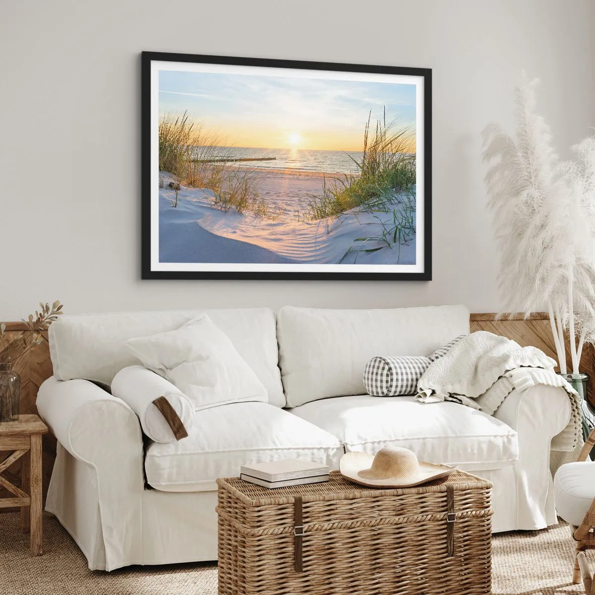 Poster in einem schwarzem Rahmen - Ein Sandstrand mit Blick auf den Sonnenuntergang über dem Meer - 100x70cm - Das Rauschen des Meeres, der Gesang der Vögel, ein wilder Strand im Gras ... - Moderne Wanddekoration für Wohnzimmer und Schlafzimmer ARTTOR