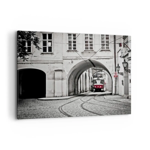 Bild auf Leinwand - Leinwandbild - Eine schwarz-weiße Straßenbahn in einer historischen Stadtstraße - 100x70cm - Durch das Stadtlabyrinth - Moderne Wanddekoration für Wohnzimmer und Schlafzimmer ARTTOR