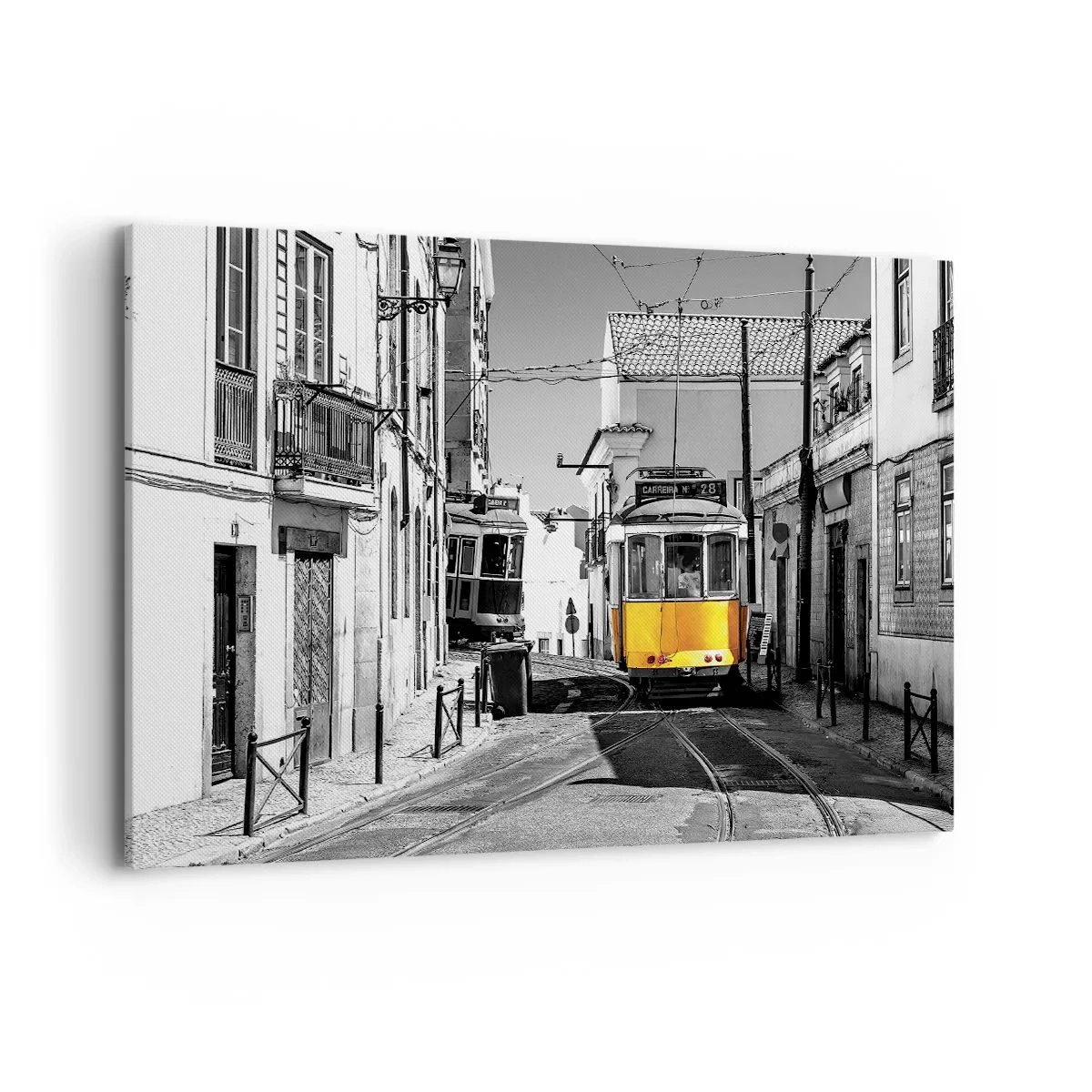 Bild auf Leinwand - Leinwandbild - Eine gelbe Straßenbahn auf den Straßen von Lissabon in einer monochromen Umgebung - 100x70cm - Der Geist von Lissabon - Moderne Wanddekoration für Wohnzimmer und Schlafzimmer ARTTOR